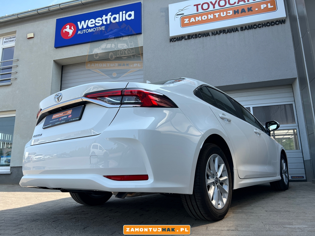 zdjecie samochodu toyota corolla e21 z zdemontowana kula haka holowniczego brink 680100